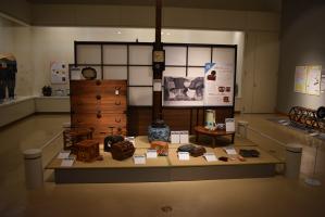 昔の家具や道具が並んでいる部屋の様子