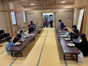 みんなでカレーを食べている様子（写真）
