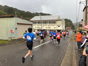 沿道の声援を受けながら走るランナーの様子（写真）