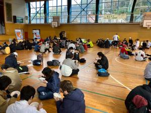 駅伝終了後に浜汁を食べるランナーの様子（写真）
