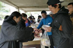 名立マルシェで売り買いする人の様子（写真）
