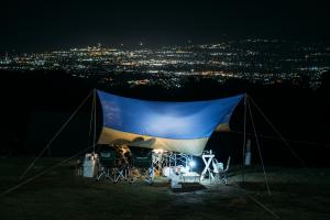 夜のキャンプ場と夜景（写真）