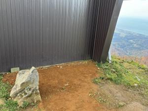 閉鎖した山頂土置き場の様子(写真)