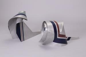 渡邊利馗「毛繕いする猫」（作品画像）