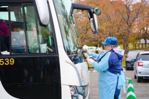 事業者によるバスの避難退域時検査の様子（写真）