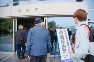 避難経由所へ向かう避難住民の様子（写真）