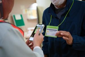 アプリを利用した受付の様子(写真)