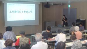 講義する草間主任学芸員（写真）