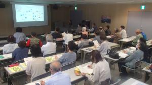 開講式に集まった多くの受講者（写真）