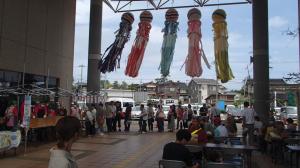 白いたい焼きを買い求める人の行列（写真）