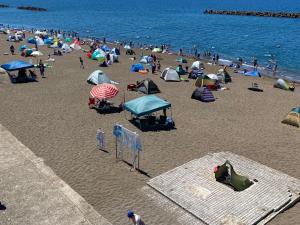 砂が搬入された鵜の浜海水浴場（写真）