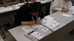 真剣な表情で作品に取り組む受講者（写真）