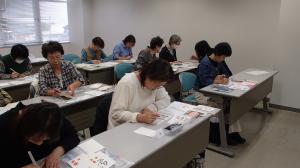 作品に取り組む受講者たち（写真）