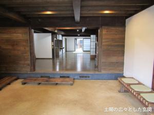 土間の広々とした玄関（写真）