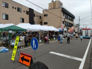 歩行者天国となった鵜の浜温泉街（写真）