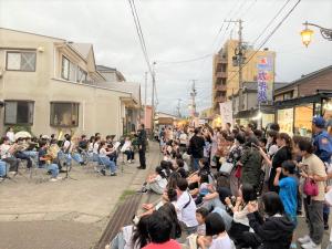 吹奏楽の演奏を聴く多くの来場者（写真）