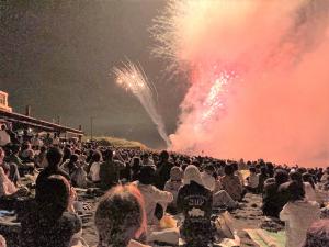 花火を見る（写真）