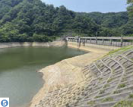 （写真5）水位が下がり、護岸が露出している正善寺ダム