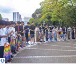 （写真8）千羽鶴を持つ中学生たち