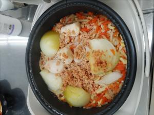 玉ねぎ、里芋等を使った炊き込みご飯（写真）