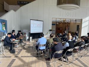 派遣報告前の会場の様子（写真）