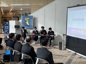 生徒がスライドを使い派遣報告を行っている様子（写真）