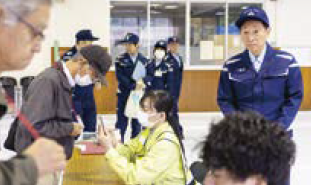 訓練の様子を視察する、小菅市長（写真）