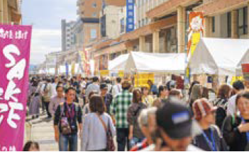 出店が多数出店し、たくさんの人でにぎわう高田本町商店街（写真）