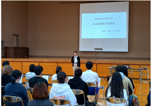 講義を聞く生徒（写真）