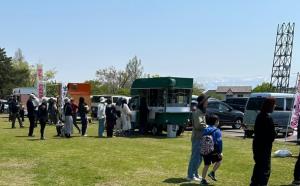 キッチンカーが並ぶ様子（写真）