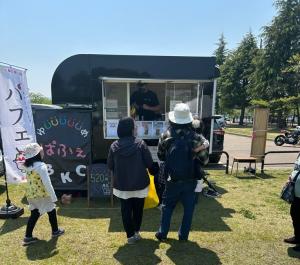 キッチンカーに並んでいるお客さんの様子（写真）