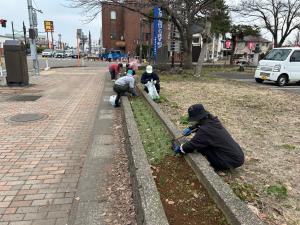 花壇内の草取りをする花うえ隊員たち（写真）