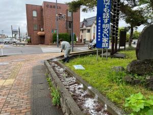 花壇にたい肥や石灰を撒いています（写真）