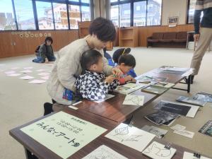 アート体験をする親子の様子(写真)