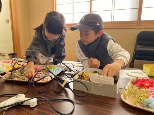 リースを作る子ども2人の様子（写真）