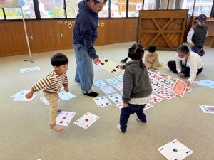 ビッグトランプを楽しむ子どもの様子(写真)