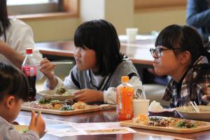 そばを食べる子ども2人の様子（写真）