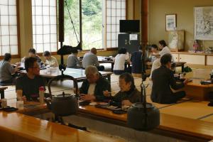 そばを食べる大勢のお客さんの様子（写真）