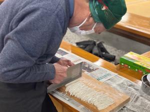 打ちたての蕎麦を細く切る様子(写真)