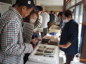 区内加工グループによる農産加工品販売の様子（写真）