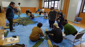 竹を切る、門松作成の様子（写真）