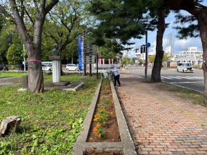 花壇の草取りをしています（写真）