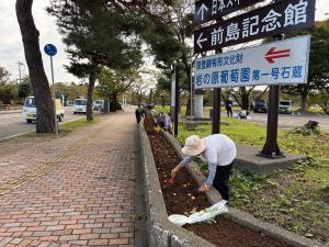 ひとつひとつ球根を植えています（写真）
