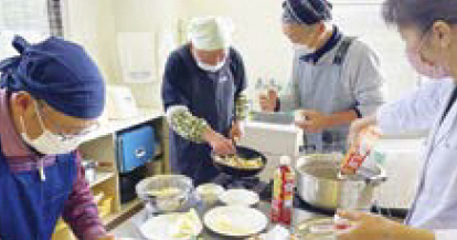 参加者たちが料理をしている様子（写真）