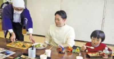 おいしそうなお蕎麦と料理が運ばれてきた様子（写真）