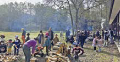 まきを割るたくさんの親子の様子（写真）