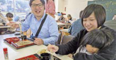 笑顔でそばを食べるお客さんの様子（写真）