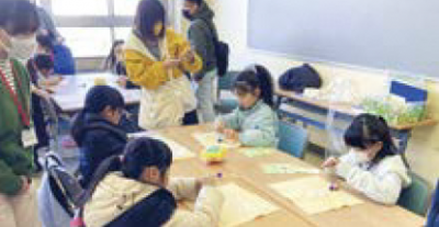 工作体験コーナーで集中して作品を作るこどもたち（写真）