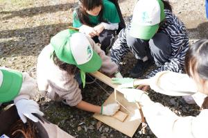 二貫寺の森での火起こし体験（写真）