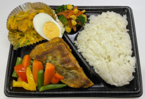 さばのカレーチーズピカタ弁当（写真）